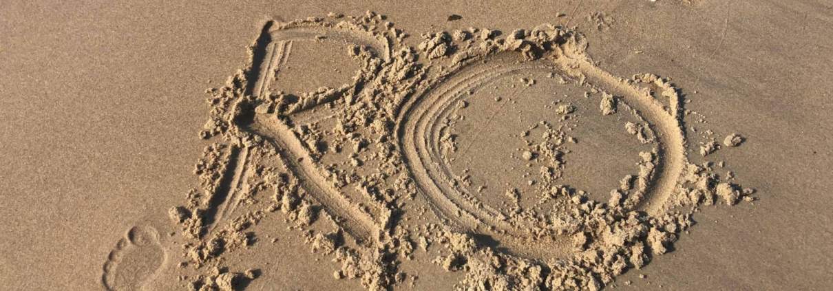 RO - Skrevet i sandet på en strand